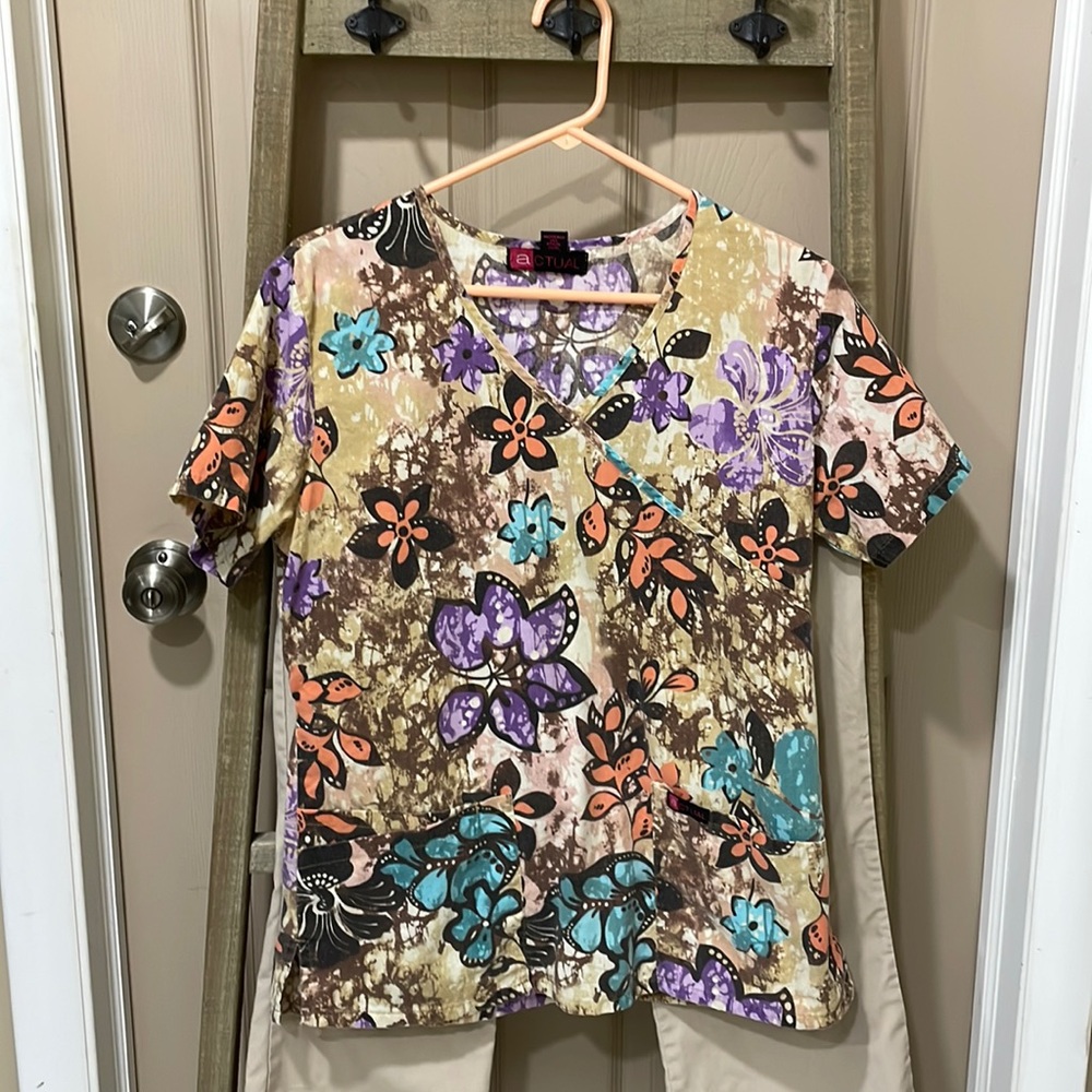 Actual women’s scrub top -SZ M